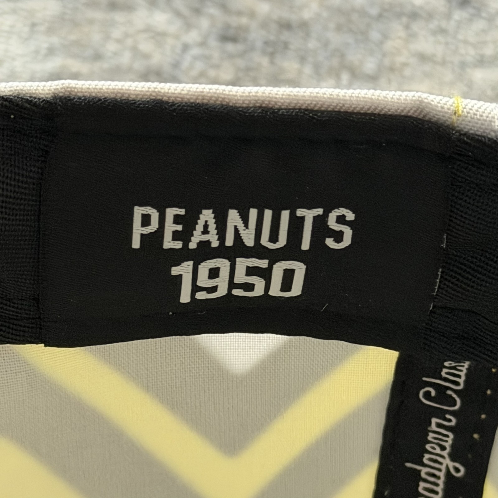Headgear Classics Peanuts Snoopy Zigzag Fitted Hat Cap Size 6 7/8 Yellow White