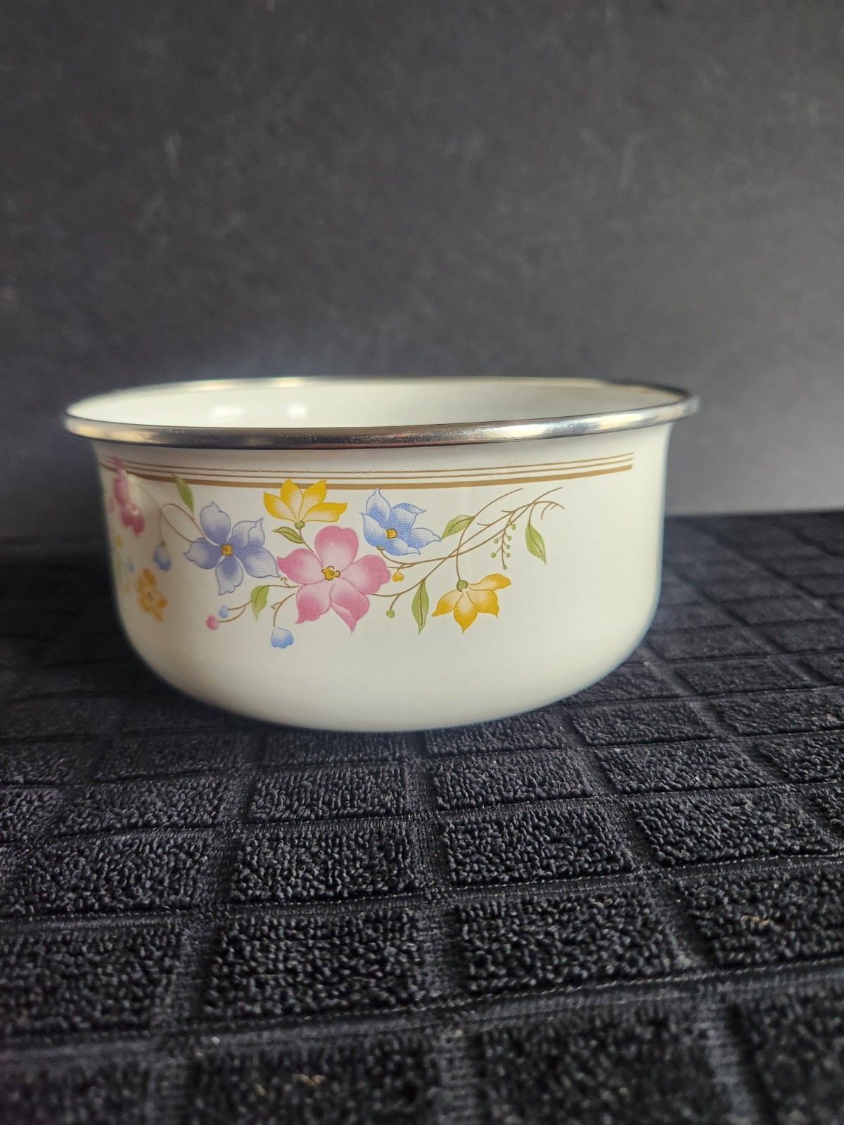 2 Enamelware Nesting Bowls with Multicolored Floral Pattern • 6¾” & 5¾” Diameter