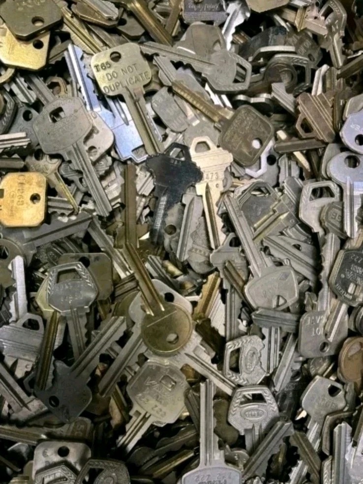 Assorted Lot of Misc Cut Keys 1 Pound (LB) House Car Etc Craft Decor Metal