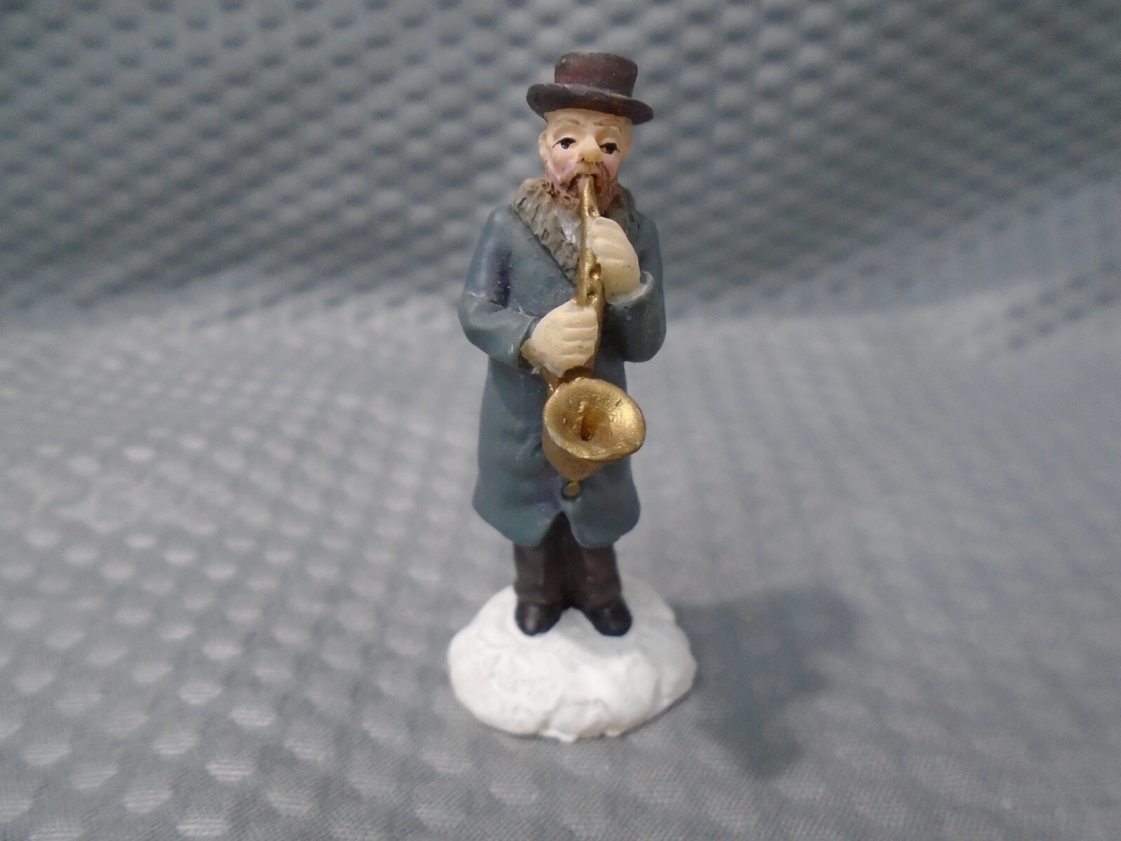 CHRISTMAS VILLAGE MINIATURE MUSICAL MAN PLAYING THE VIOLIN 2” FIGURE UNBRANDED