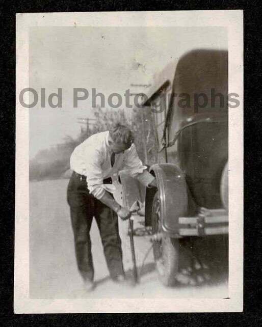 1920s/30S MAN MANUAL/HAND AIR PUMP TIRE CAR DIRT ROAD OLD/VINTAGE PHOTO- F431
