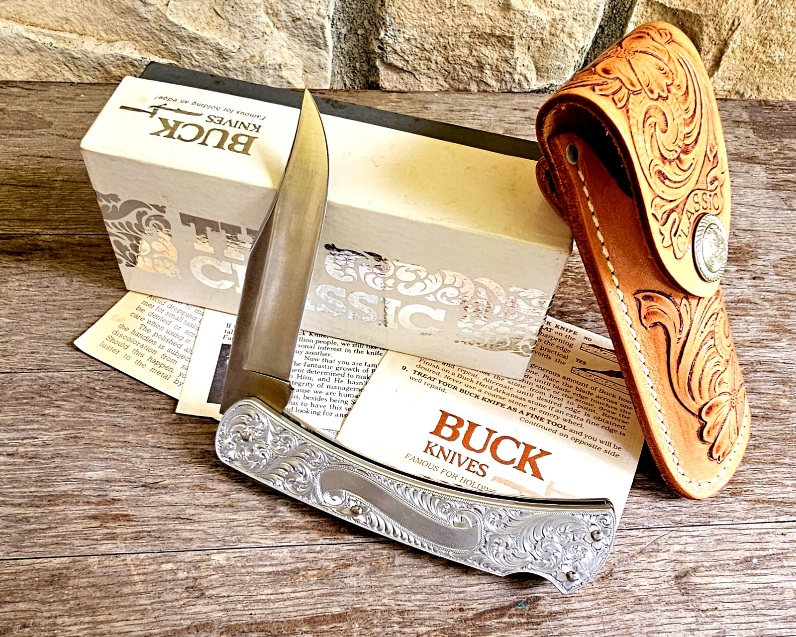 VINTAGE BUCK CLASSIC 111 KNIFE NEVER USED IN BOX w/Paperwork