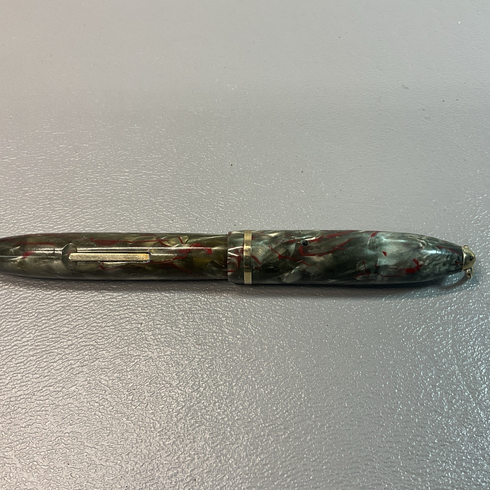 SHEAFFERS BALANCE STUBBY, OX BLOOD RED FLAKE, NIB 3-25. 4 3/8 IN (S838).
