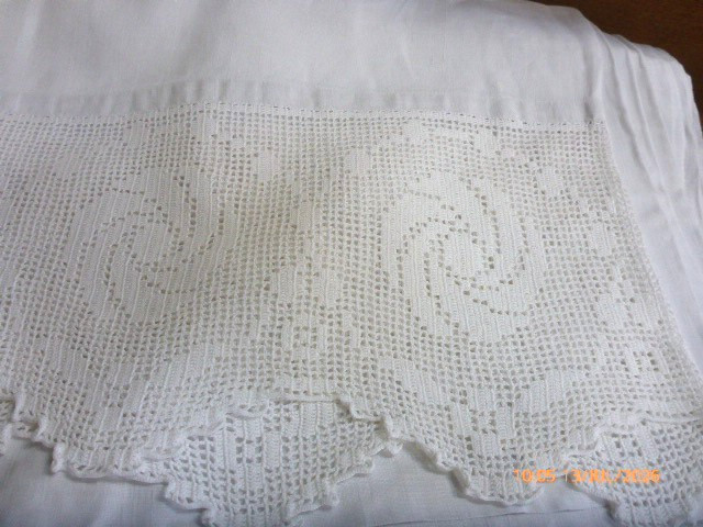 ☘️Antique Irish Linen Bed Sheet with Crochet Detail 76″ x 104″