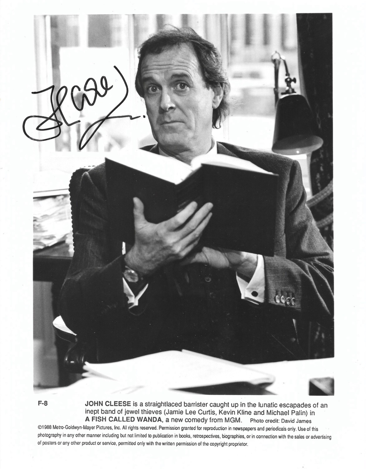 JOHN CLEESE “Monty Python” – black photo in about 20×25 cm IP SIGNED / SIGNED