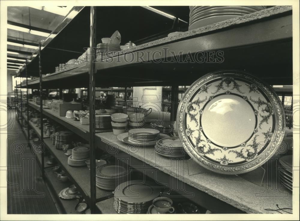 1987 Press Photo Jacquelynn’s China Matching Service, warehouse Milwaukee St.