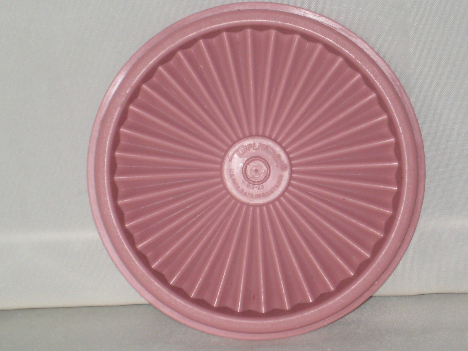 Vintage Tupperware Servalier Starburst Lid #812-25 Round 5 inch Mauve