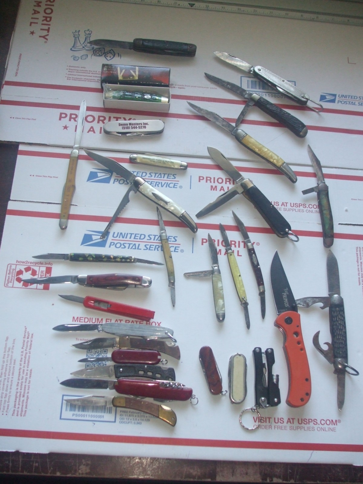 LOT OF 28 FOLDING KNIVES SOME OLDER NICE TO JUNK DRAWER USA CHINA ETC