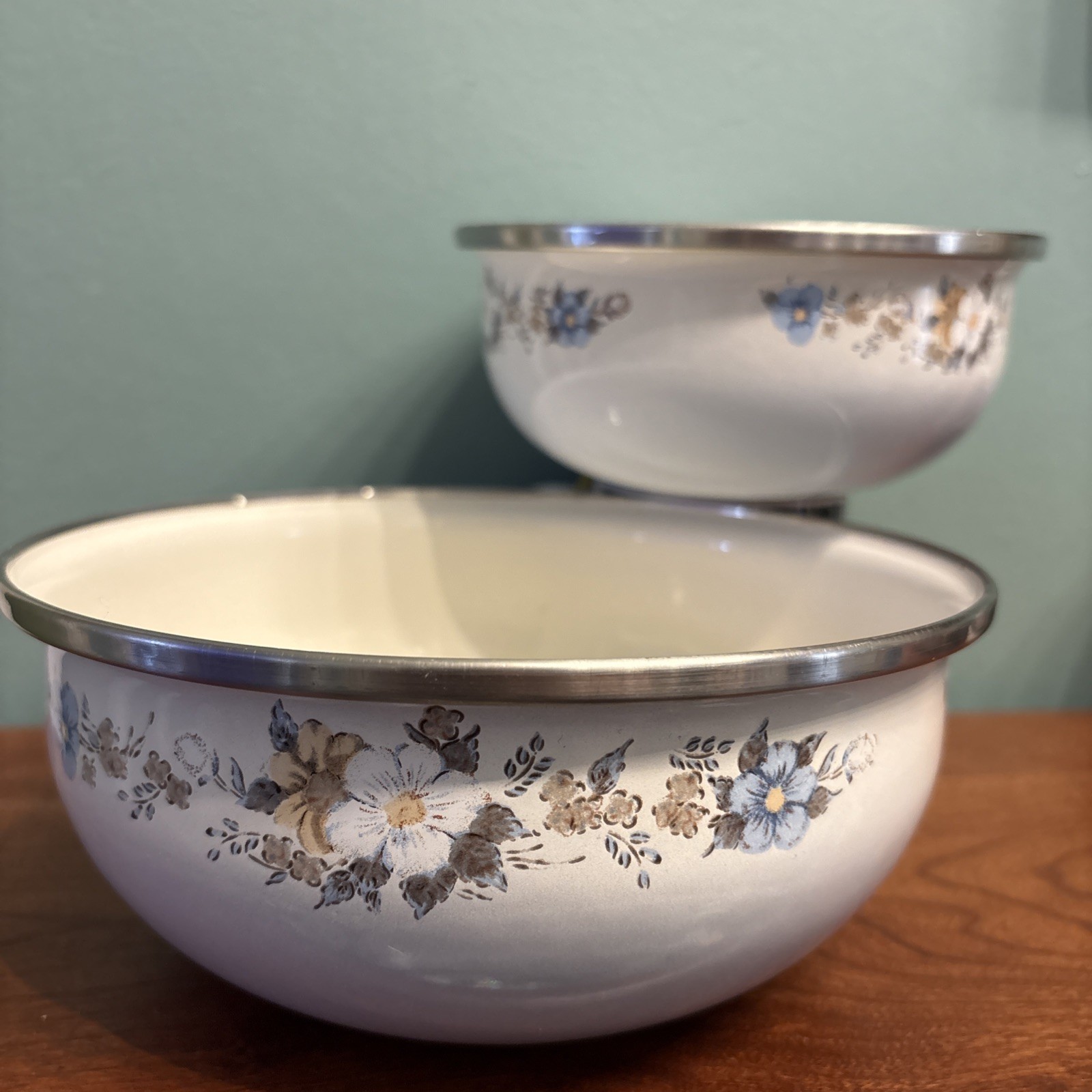 Vintage Pair Enamelware Floral Nesting Bowls Ombré Cream Blue Daisy Metal