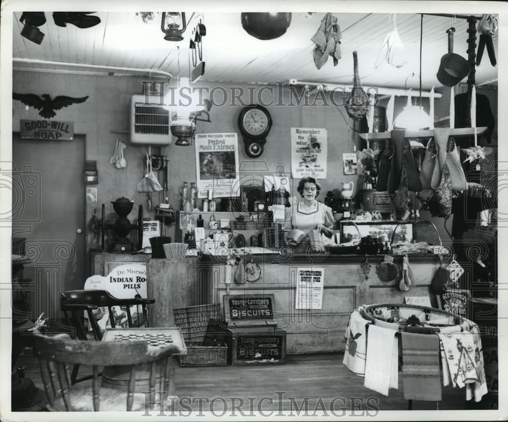 Press Photo Old fashioned store – nera12304