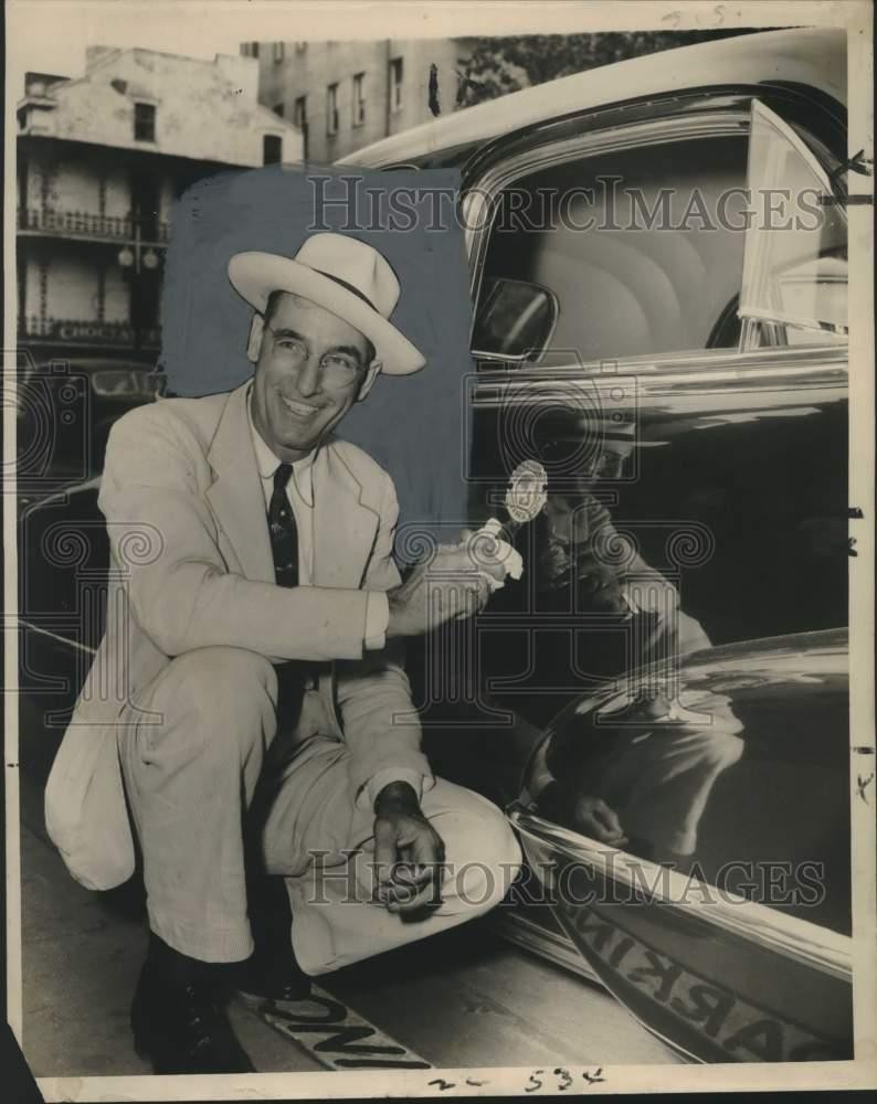 1947 Press Photo Charles Mellen, Mayor’s Chauffeur, Shows Emblem on Official Car