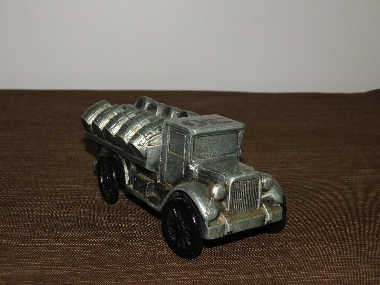 VINTAGE 6″ LONG 1974 BANTHRICO HUDSON CITY SAVINGS INST BEER BARREL TRUCK BANK