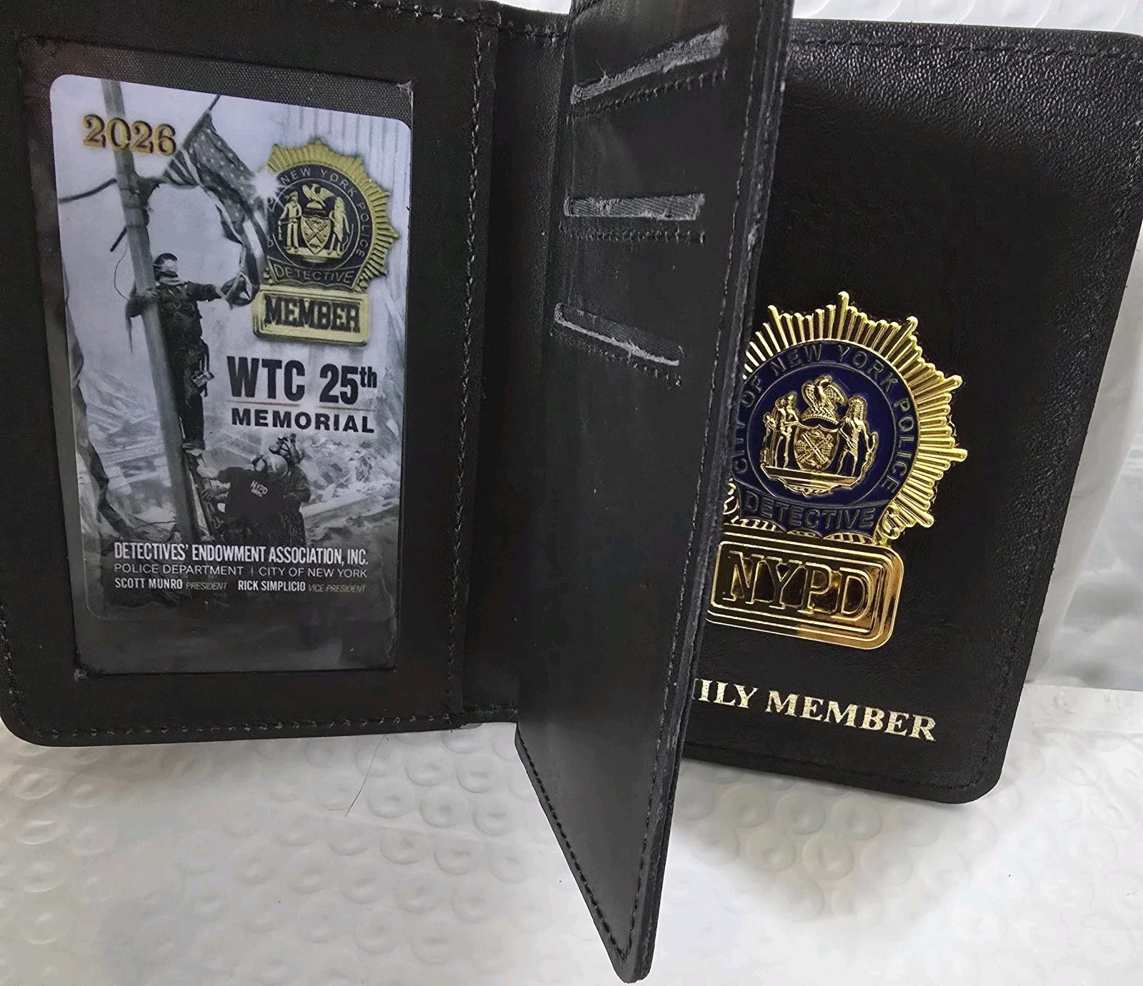 NYPD Detective Family Member Wallet With Mini Badge Replica And A Gold Detective