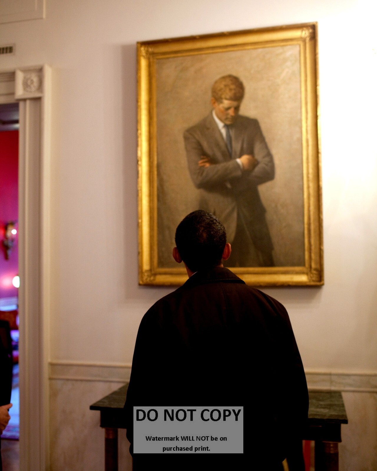 PRESIDENT BARACK OBAMA LOOKS @ PORTRAIT OF JOHN F. KENNEDY – 8X10 PHOTO (DA-715)
