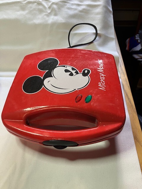 Disney Mickey Mouse sandwich maker Model DCM-51 120V-60 Hz 600 W