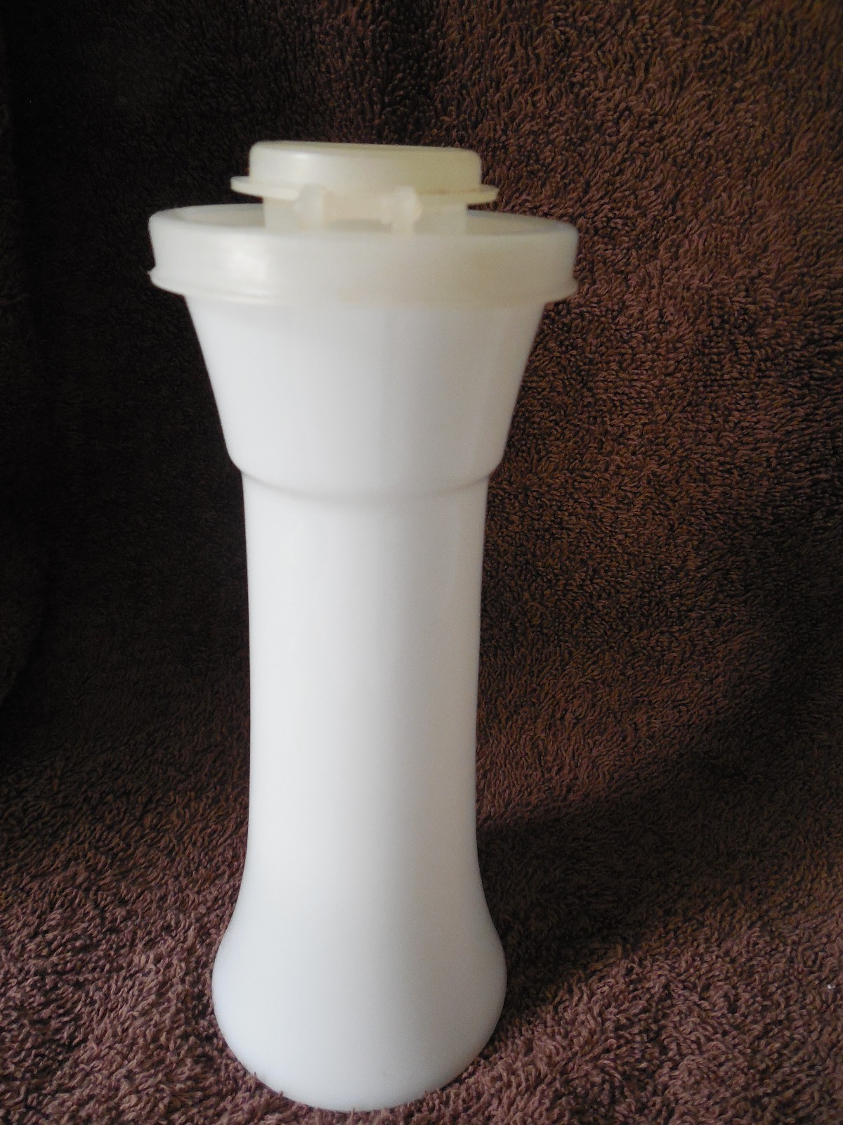 VINTAGE WHITE TUPPERWARE PEPPER SHAKER ONLY 6 1/2″ HOUR GLASS SHAPE