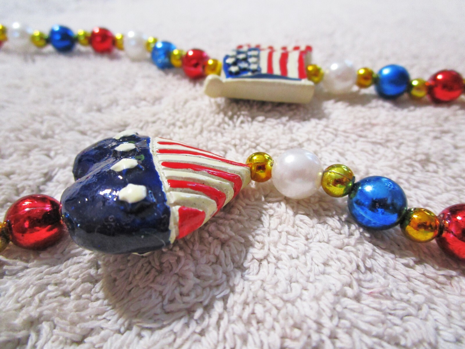 “AMERICAN FLAGS – LIBERTY BELL – EAGLE” MARDI GRAS RWB NECKLACE BEAD USA (B229)