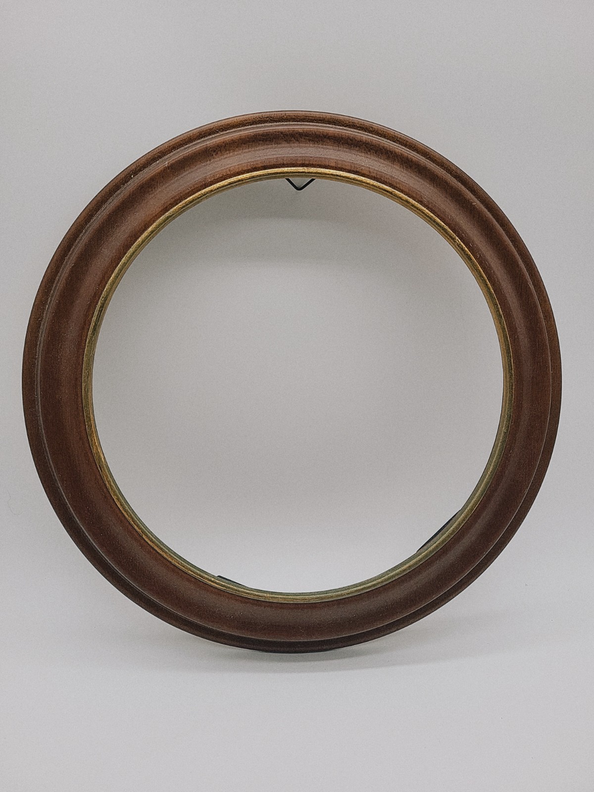 Vintage Van Hygan & Smythe Round Wooden Plate Frame 11.125″ Brown Gold Trim CS93