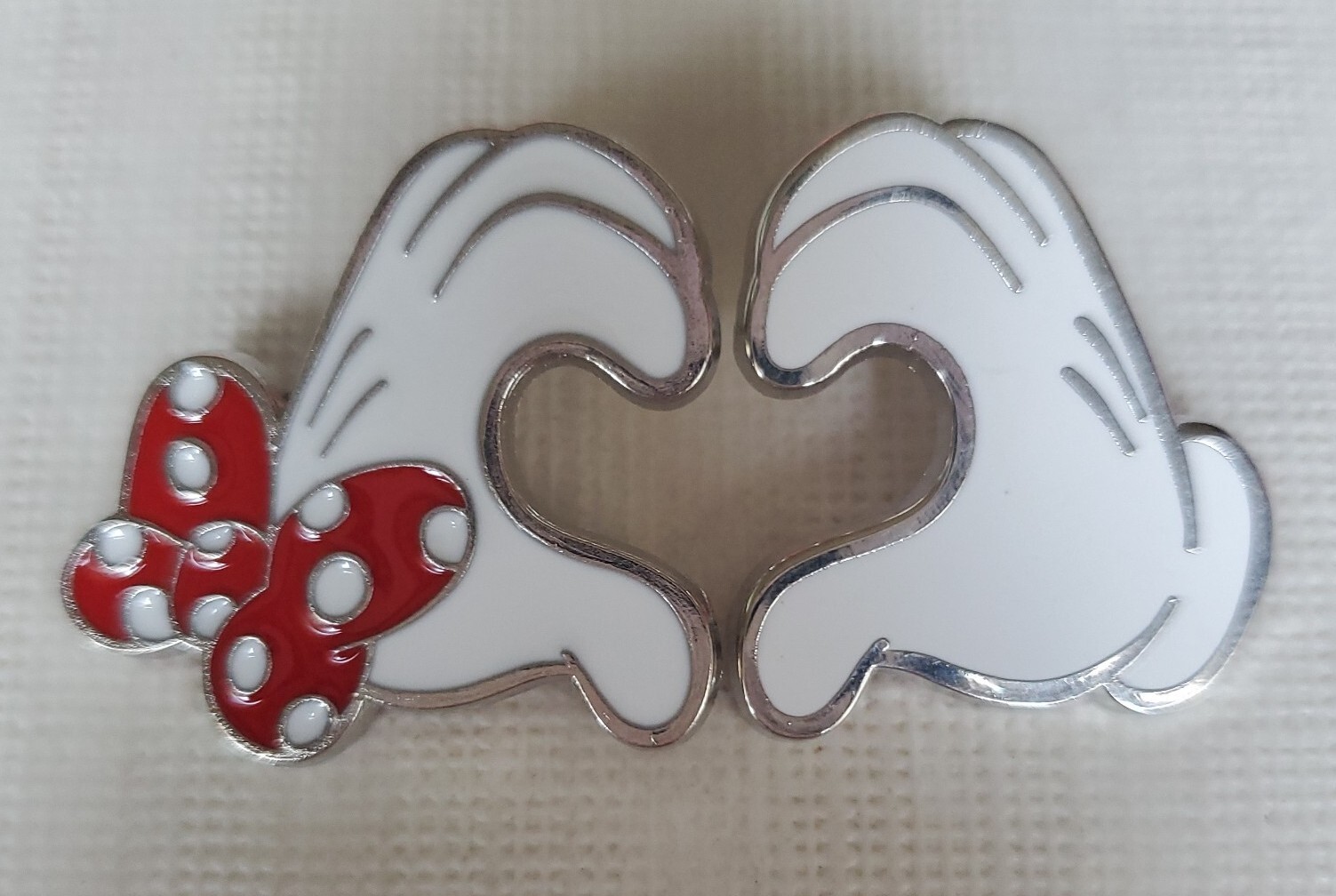 WDW Disney Mickey & Minnie Mouse Holding Heart Hands Gloves Glove Pin Set 2