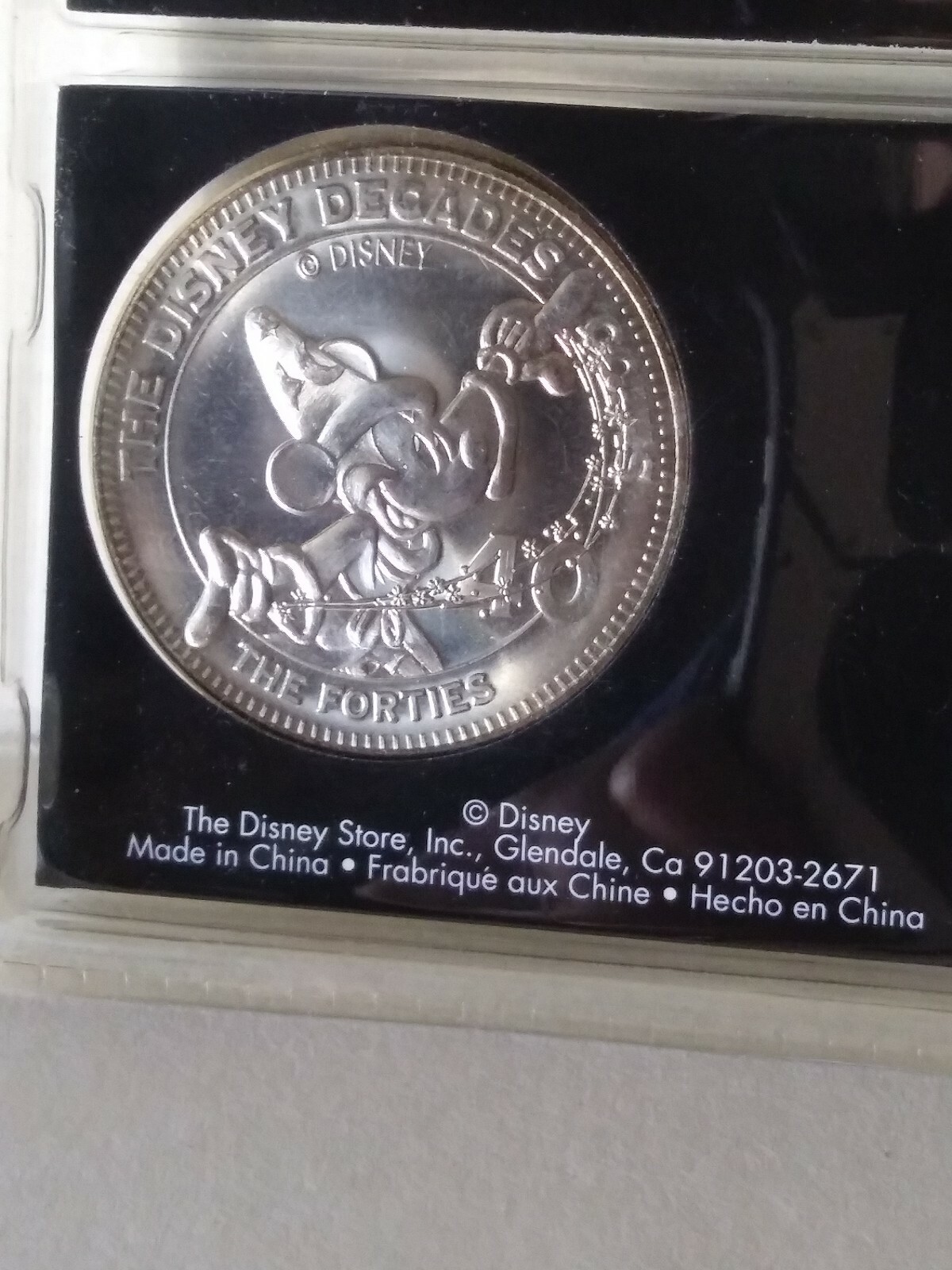 The Disney Store Decades 1920-2000 Pluto’s Sweater “1949” Coin & Card #11 New