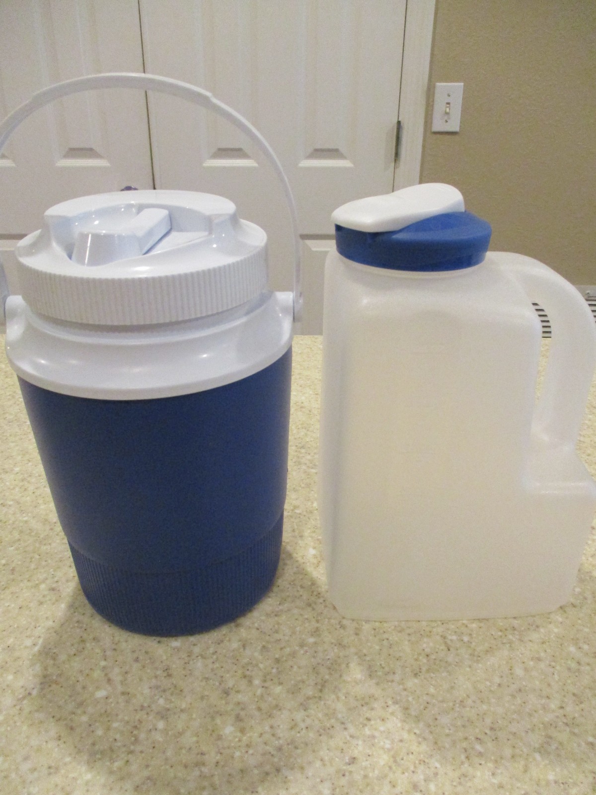 Lot 2 NEW/Old Stock RUBBERMAID Pitchers: 1 Gallon+2-Qt. Insulated Jug w/Spout