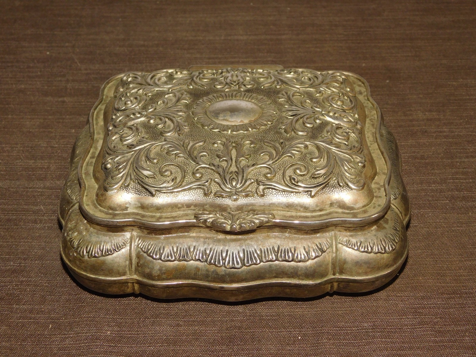 VINTAGE 7 1/4″ X 6″ X 2 3/4″ HIGH RED VELVET LINED JEWELRY TRINKET METAL BOX