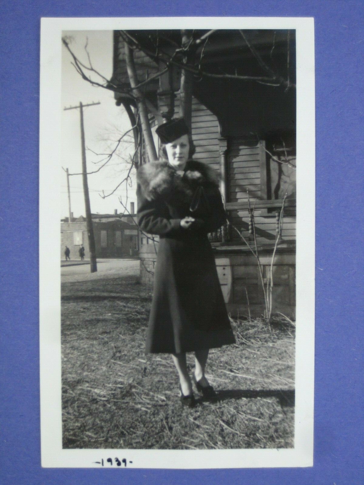 OP5 Vintage PHOTO original B&W pre-1940 1939 Fancy Hat Mink Woman front house