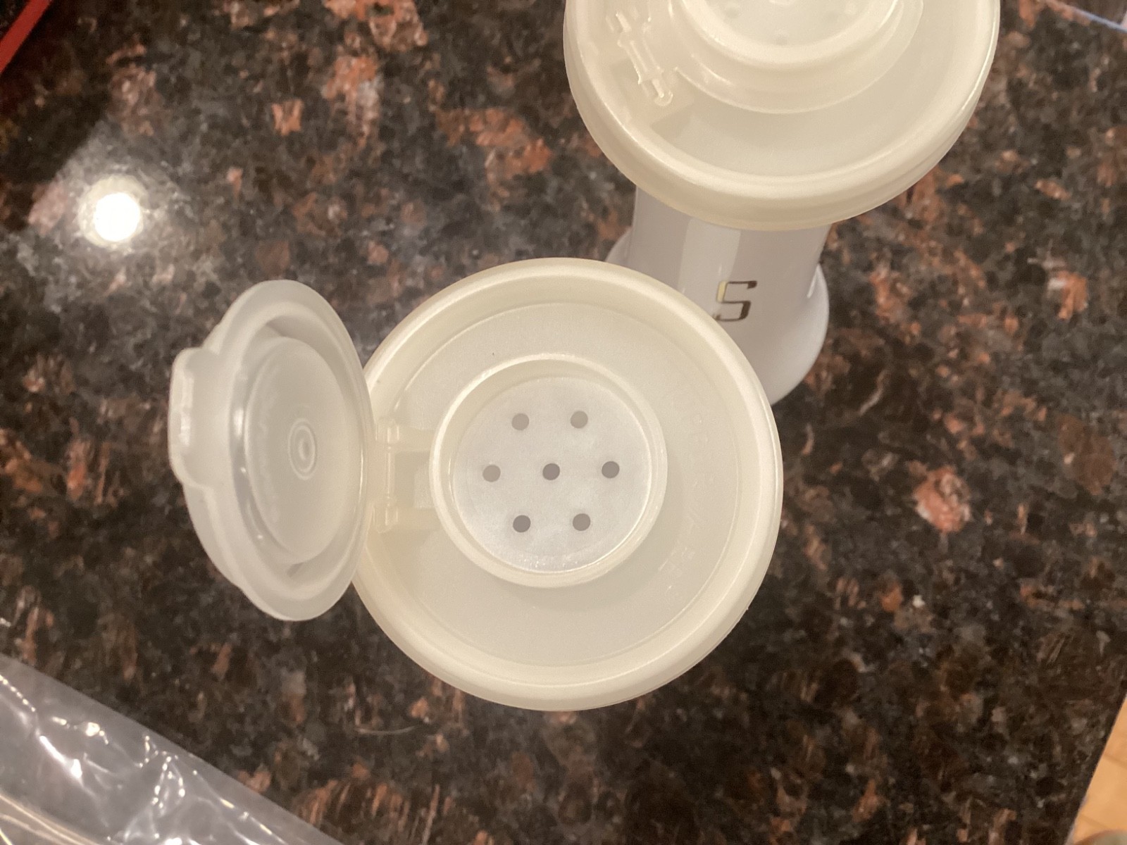 Vintage Tupperware 6″ Large Hourglass Salt & Pepper Shakers~Excellent Condition
