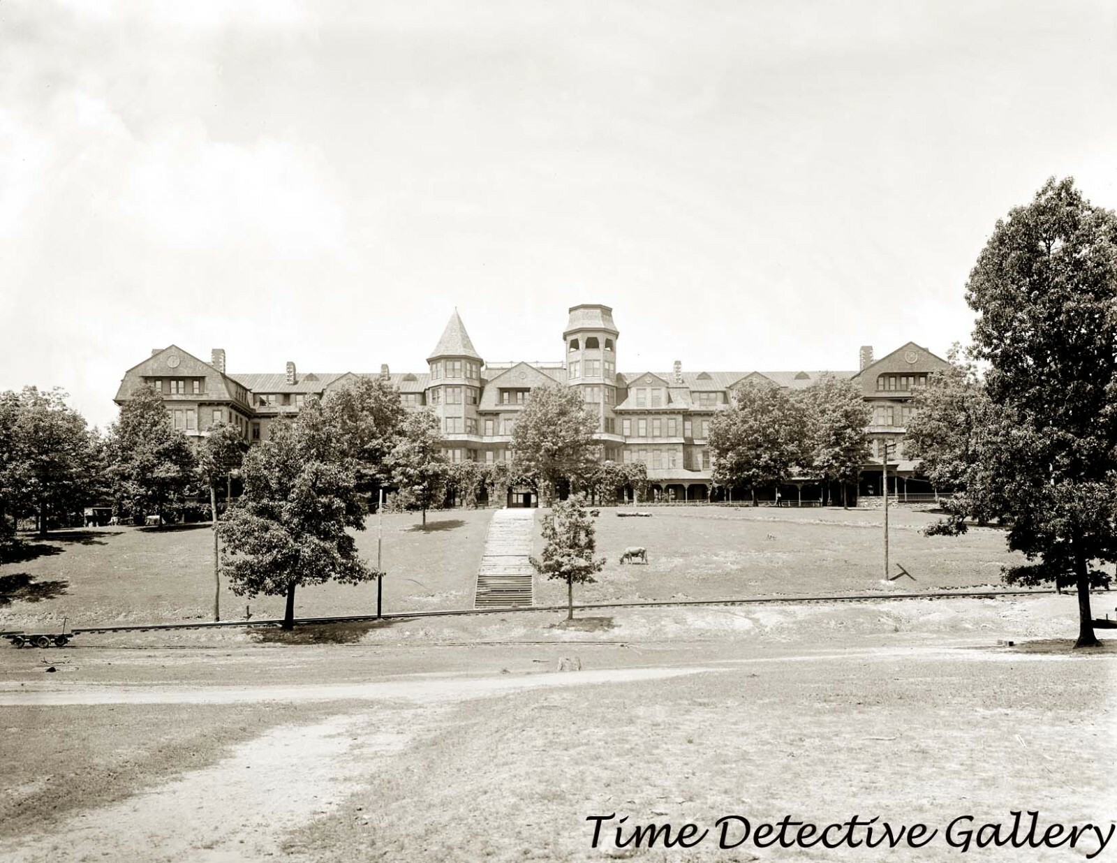Lookout Inn, Lookout Mountain, Tennessee – c1910 – Historic Photo Print