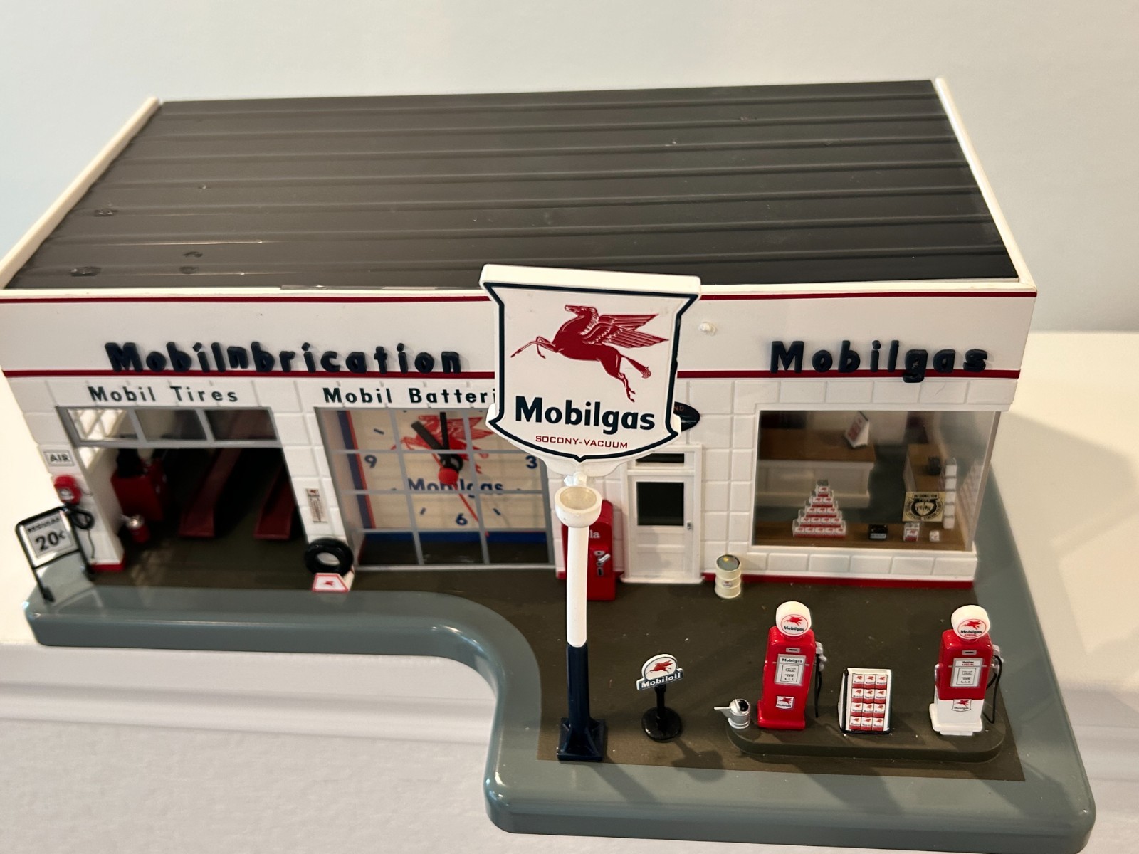 Danbury Mint 1950’s Mobil Gas Lighted Garage Service Station w/ Clock