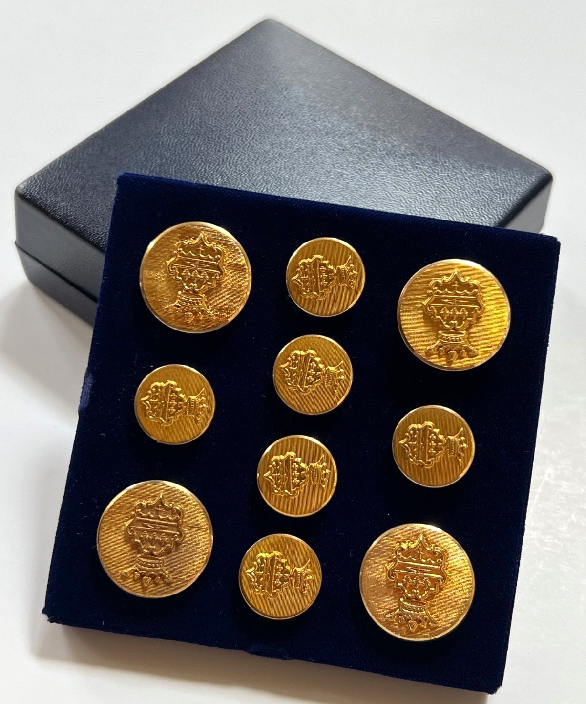Vtg NEW BOXED SET 10 BRASS BUTTONS SHANK CROWN AND CREST – 4 (7/8″) And 6 (5/8″)