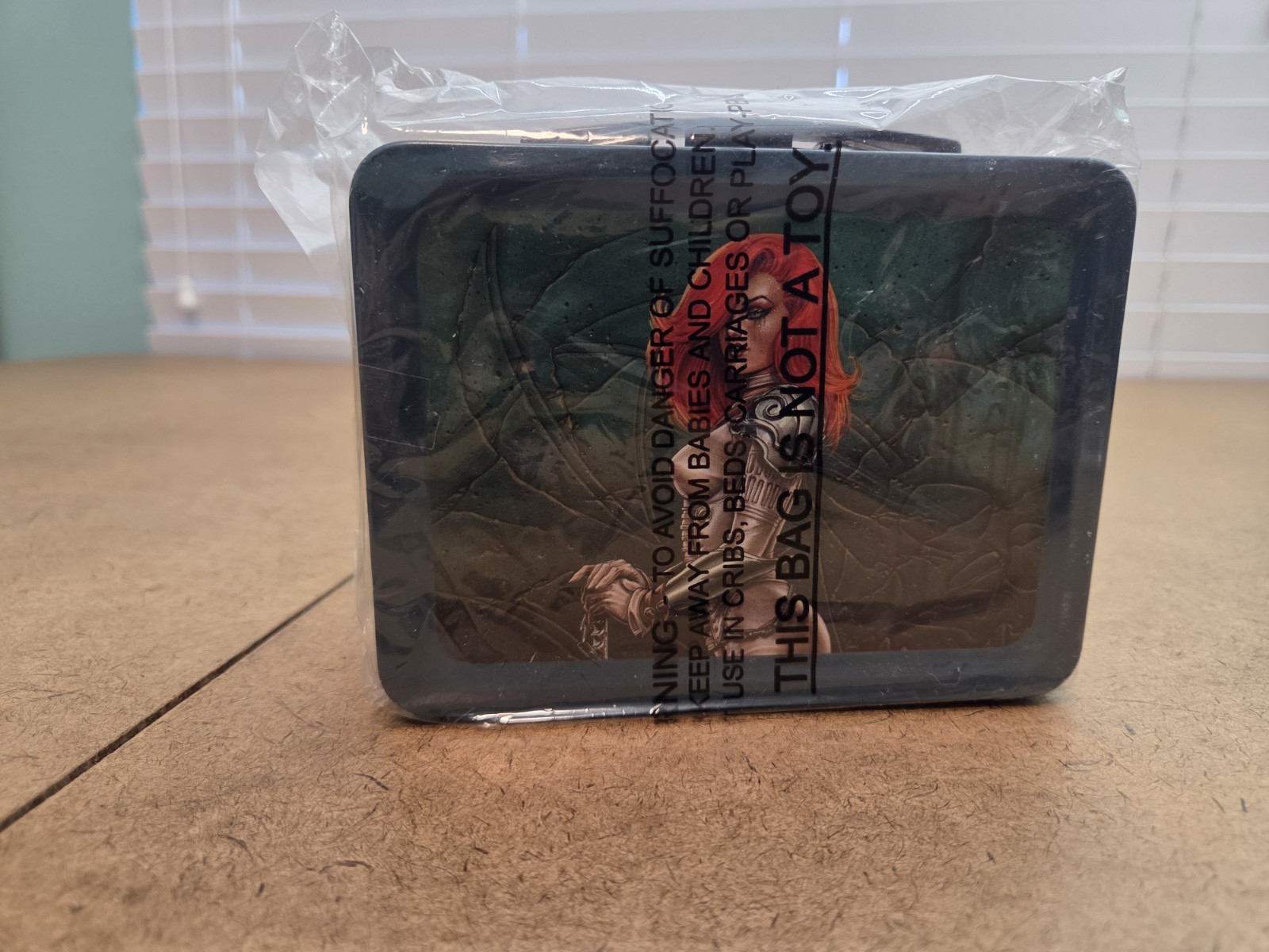 Diamond Select Joseph Michael Linsner’s Dawn Metal Mini Lunchbox