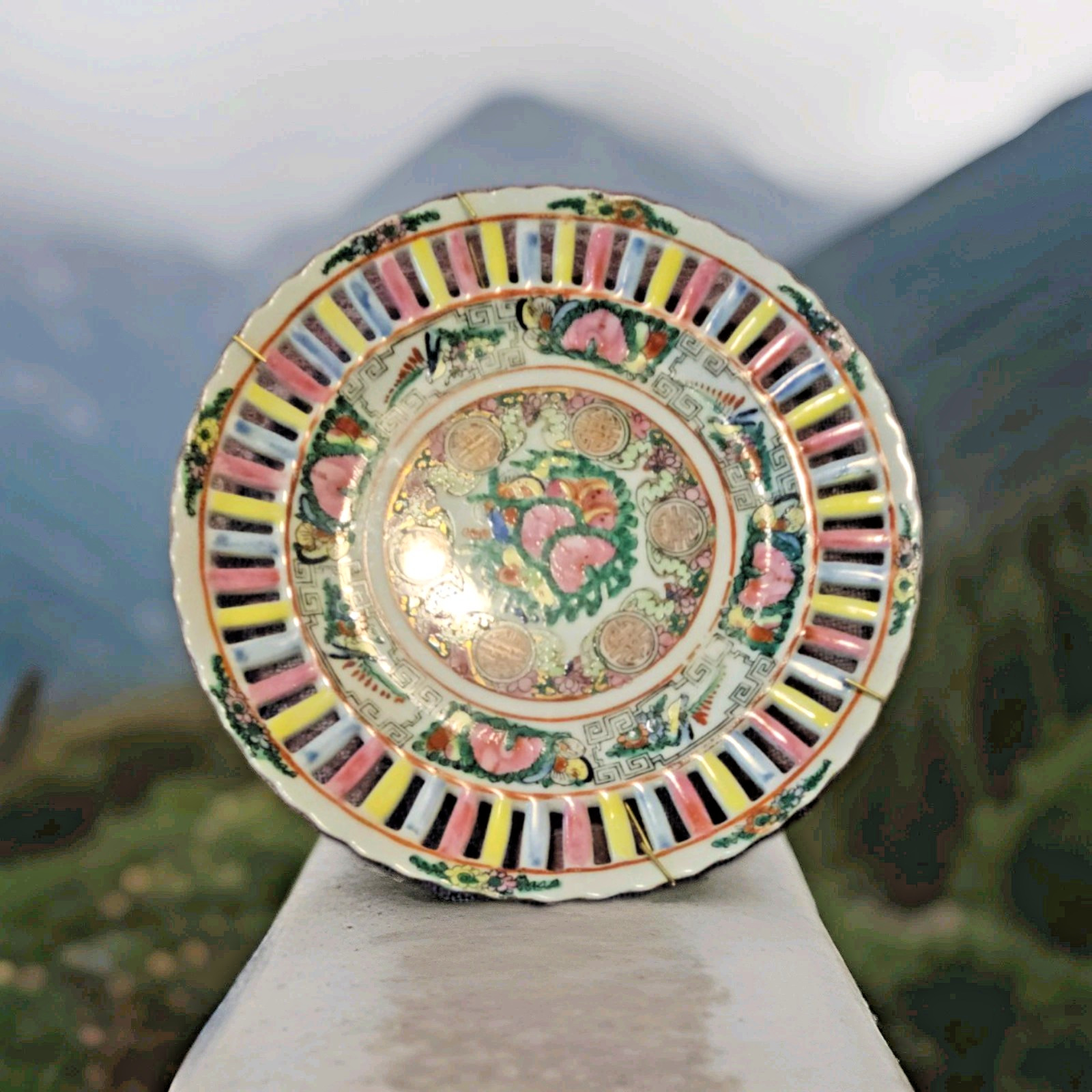 Chinese Hong Kong plate, colorful floral geometric design
