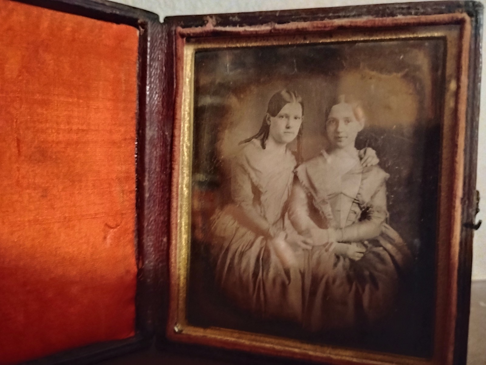 EARLY 1/6TH PLATE DAGUERREOTYPE 2 YOUNG GIRLS. FULL STRONG SPINE. FULL LYRE CASE