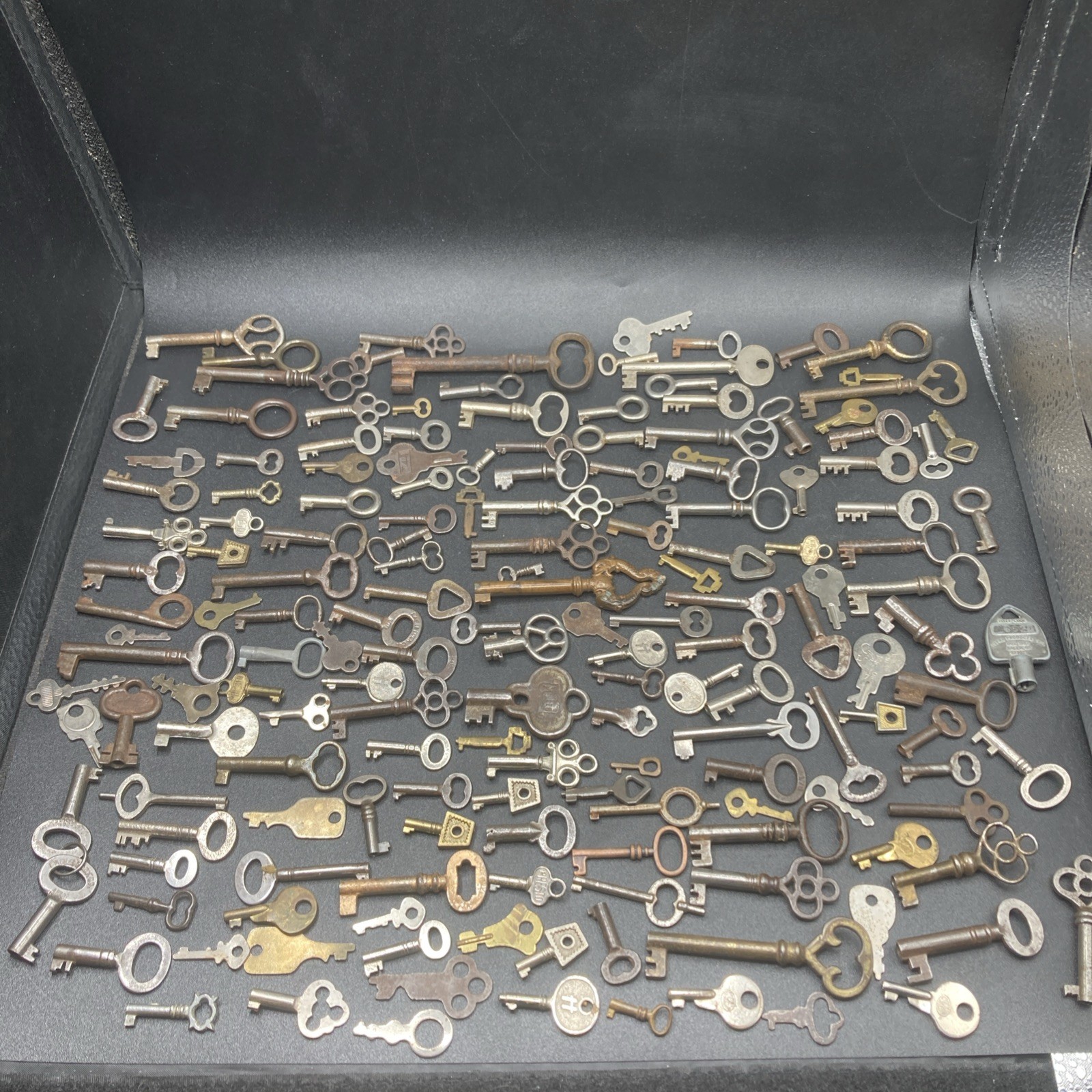 LOT OF 160+ VINTAGE And ANTIQUE SKELETON/furniture Keys – Lots Of Unique Keys!
