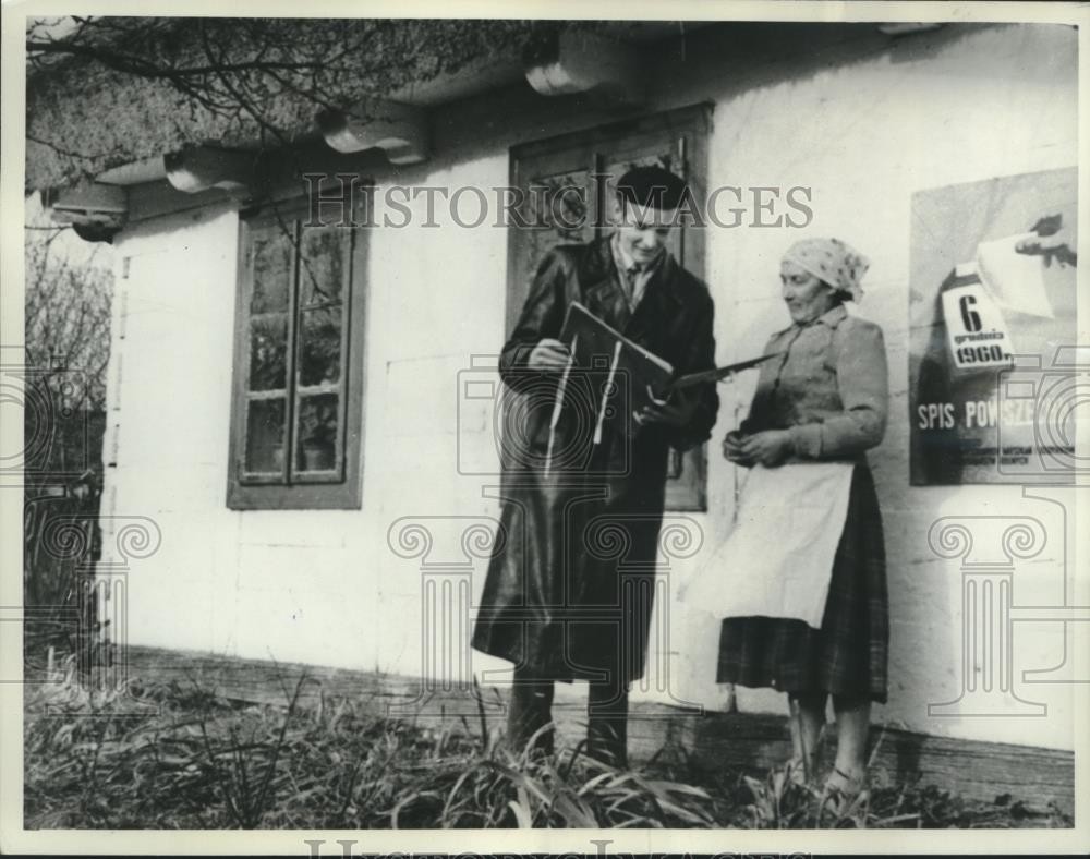 1960 Press Photo Census Taker Stefan Dobrowolski With Mrs. Jozwik In Koszajec