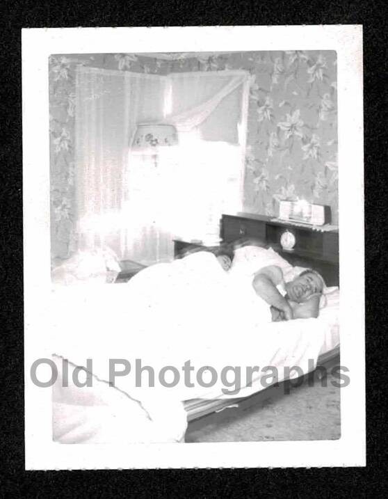 BEDROOM BED SLEEPING MAN WOMAN COUPLE OLD/VINTAGE PHOTO- I69