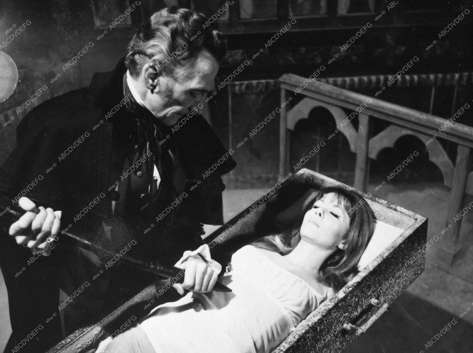 | Peter Cushing ready to stake Ingrid Pitt film The Vampire Lovers 735-24 – 0735