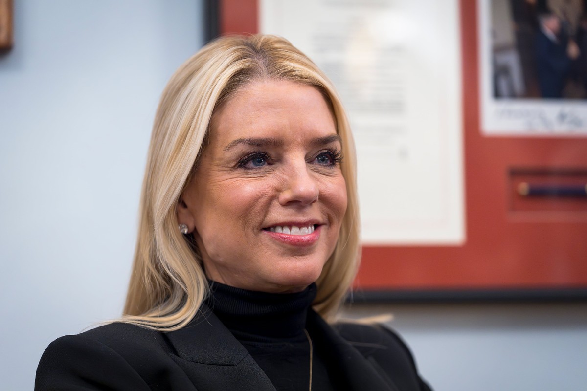Pam Bondi 4 x 6 inch Celebrity Print Collectible Photo 100730