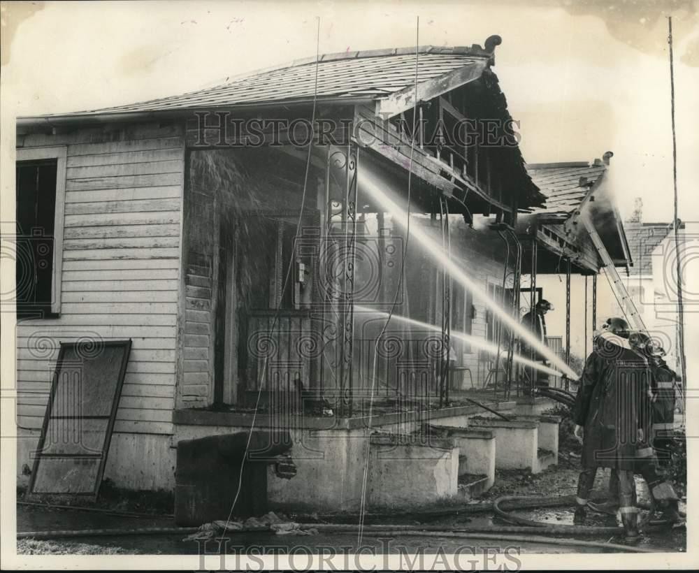 1972 Press Photo Firemen spray streams of water to burning home in New Orleans
