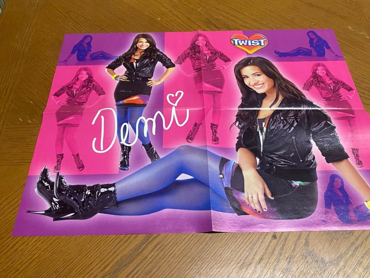 Demi Lovato Robert Pattinson teen magazine poster clipping hot pose modeling pix