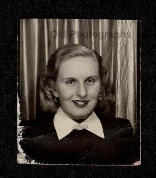 PHOTO BOOTH w/CURTAIN WOMAN CURLY BLONDE OLD/VINTAGE PHOTO SNAPSHOT- N283
