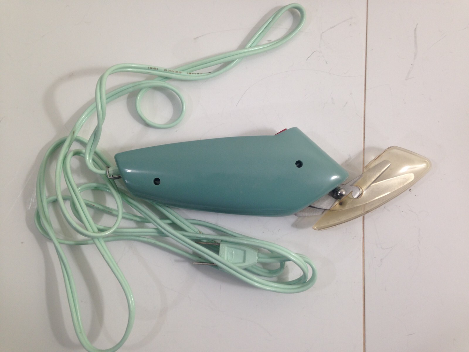 Sharp electric shears scissors ev99 turquoise with red plaid case retro Vtg mcm