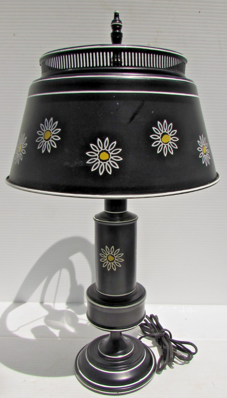 VTG 1950″s BLACK & WHITE W/ YELLOW DAISIES 20″ TOLE TABLE LAMP DOUBLE LIGHT