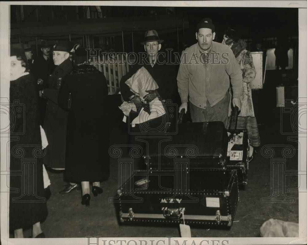 1937 Press Photo Porter pushes truck full of baggage off pier – nera08302