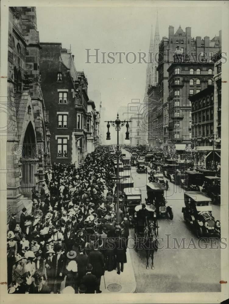 1939 Press Photo Crowd walks on sidewalk by cars at New York Easter Parade