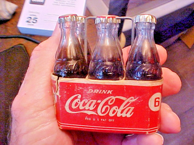 1940s Miniature Coke Coca Cola Carton w/6 Capped Bottles w/ Metal Handle 2.5″ !