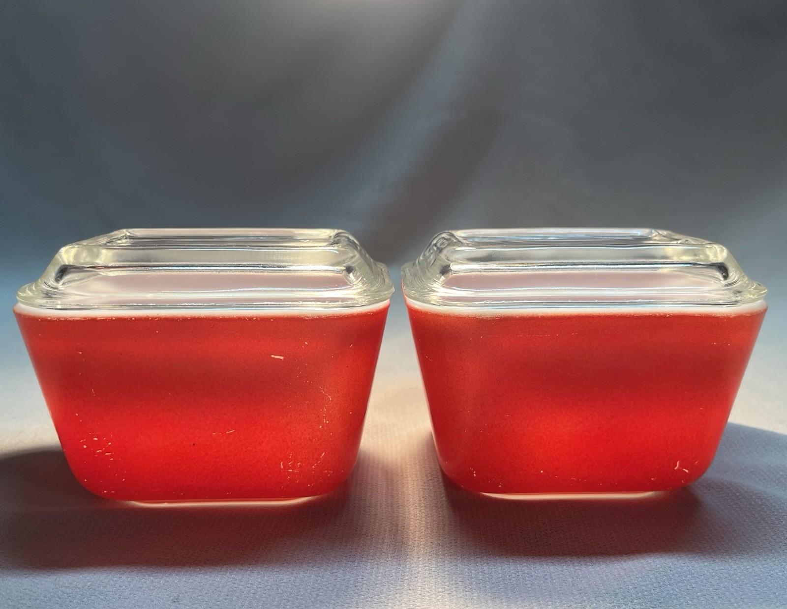 Pyrex 2 pc Primary Red #501 Refrigerator Bowls / Dishes w/ Lids