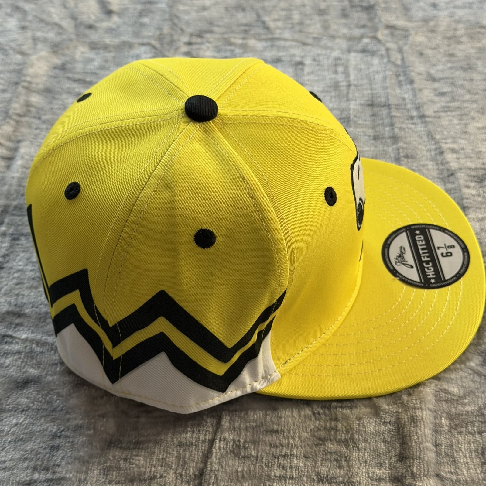 Headgear Classics Peanuts Snoopy Zigzag Fitted Hat Cap Size 6 7/8 Yellow White