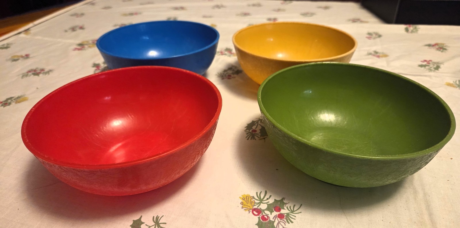 4 vintage plastic cereal bowls starburst pattern red green yellow blue